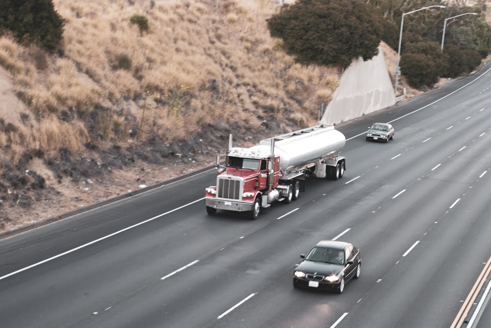 San Antonio, TX – Man Fatally Struck by 18-Wheeler near Rigsby Ave & Bermuda Dr